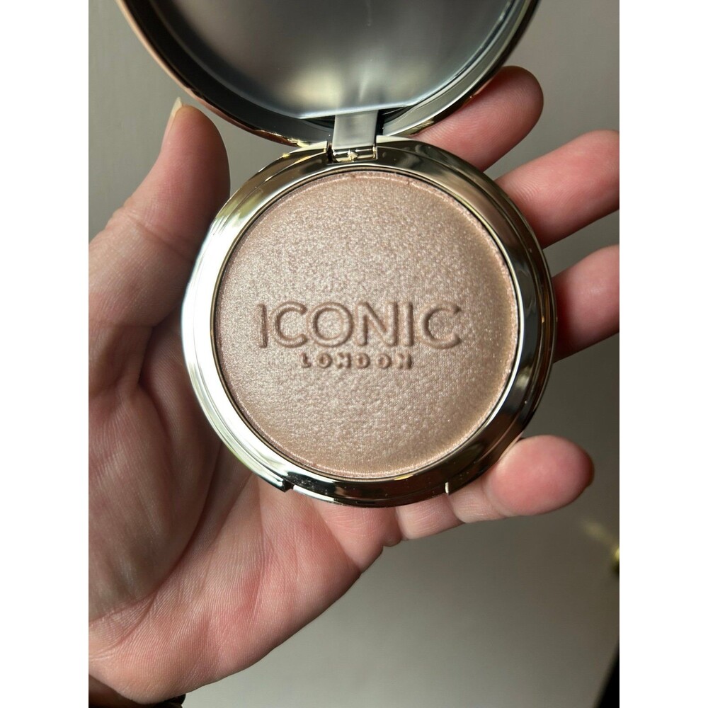 Iconic London Lit & Luminous Baked Highlighter in Universal